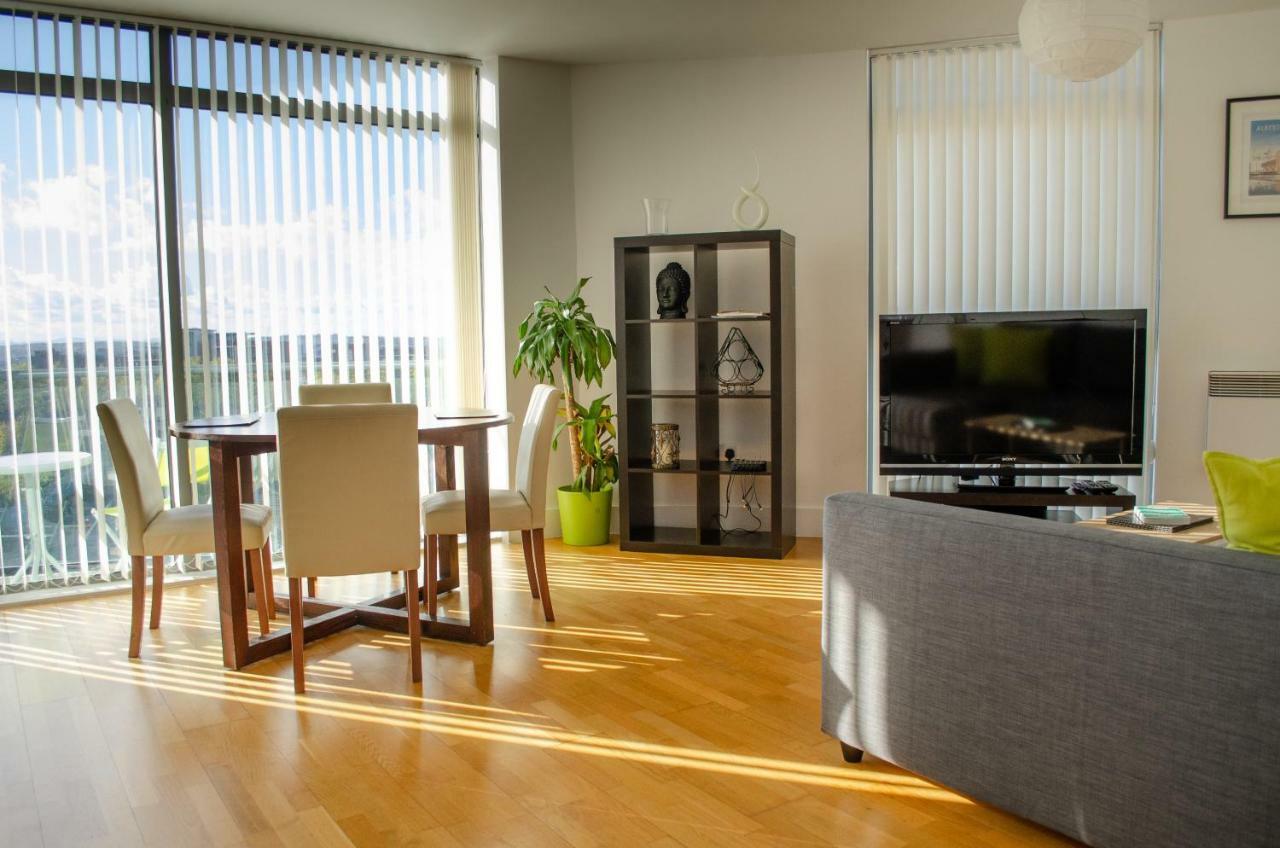 Serviced Apartment In Liverpool City Centre - Free Parking - Balcony - By Happy Days Exteriör bild